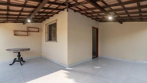 Casa com 03 quartos, no village I