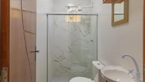 Casa com 03 quartos, no village I