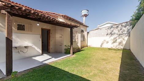 Casa com 03 quartos, no village I