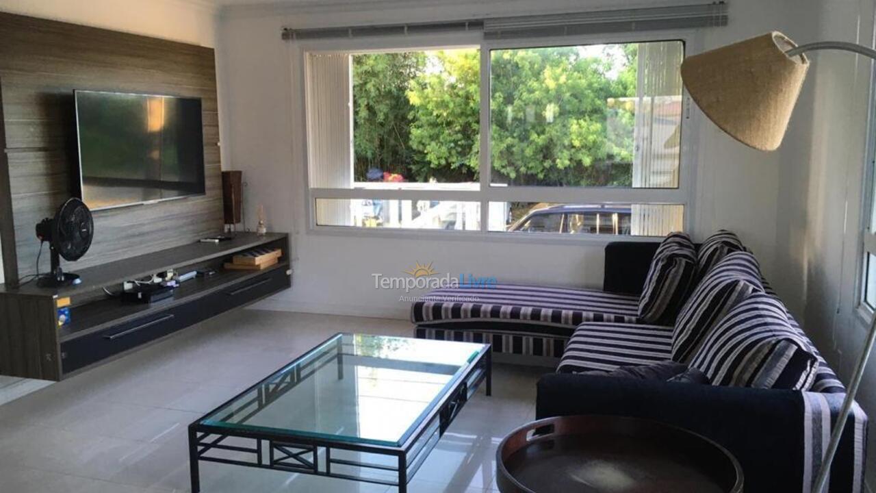 Casa para aluguel de temporada em Florianópolis (Praia da Daniela)