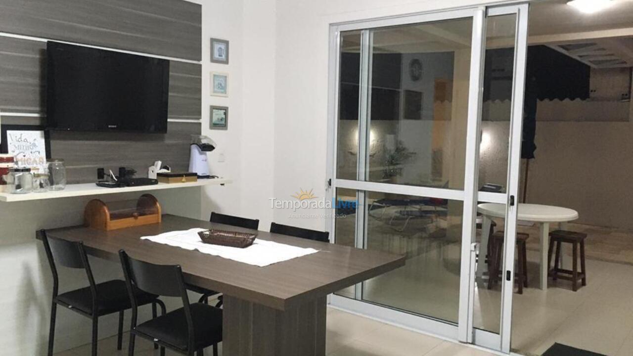 Casa para aluguel de temporada em Florianópolis (Praia da Daniela)