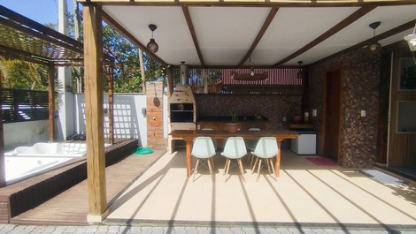 Área de lazer com duas jacuzzis e churrasqueira