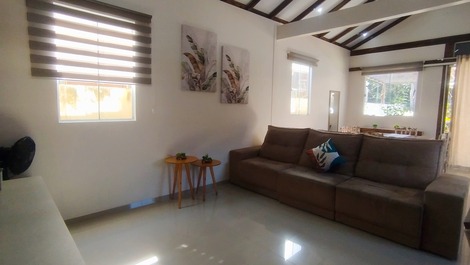 Sala com sofá e tv por box, para você relaxar e curtir um filme em família ou com amigos