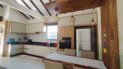 Cozinha completa, com fogão, forno, microondas, geladeira com freezer, liquidificador, galeira elétrica, cafeteira, louça e utensílios varios