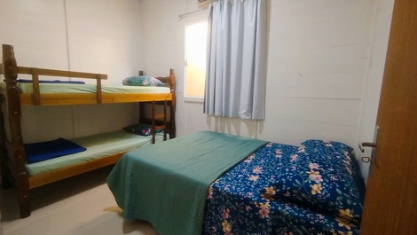 Quarto 1, com uma cama de casal e uma beliche