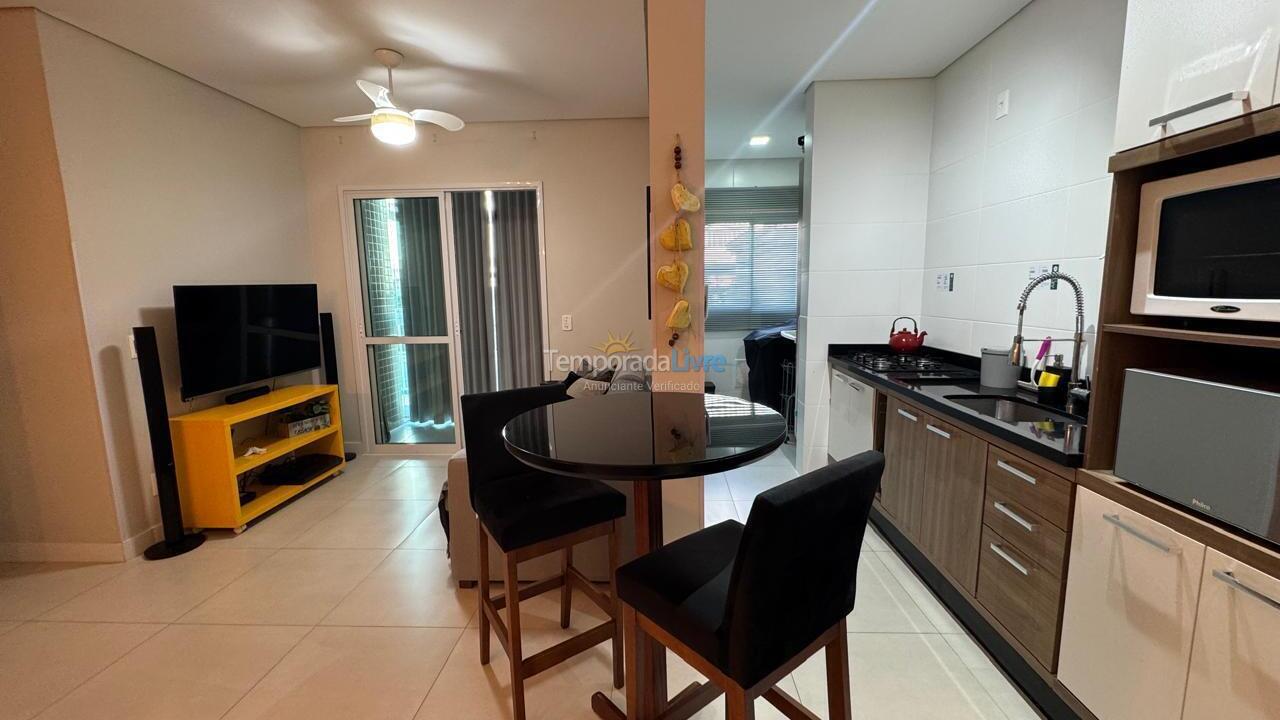 Apartamento para aluguel de temporada em Governador Celso Ramos (Praia de Palmas)