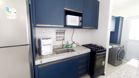 Filtro, microondas, liquidificador, panelas, talheres