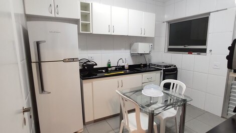 Amplio apartamento en una ubicación privilegiada. A pasos de la playa de Guarujá, ideal para disfrutar en familia o con amigos.