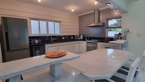 Tranquila e Espaçosa Casa na Riviera | 4 Suítes