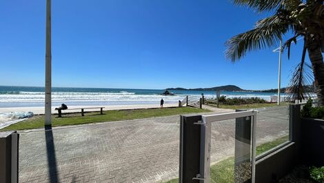 House on the edge of Bombas beach