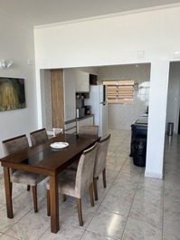 Frente para o Mar Embaré, 2 suítes e 2 garagens demarcadas.