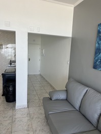 Frente para o Mar Embaré, 2 suítes e 2 garagens demarcadas.