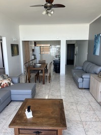 Frente para o Mar Embaré, 2 suítes e 2 garagens demarcadas.