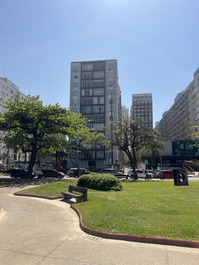 Frente para o Mar Embaré, 2 suítes e 2 garagens demarcadas.