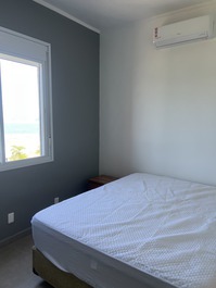 Frente para o Mar Embaré, 2 suítes e 2 garagens demarcadas.