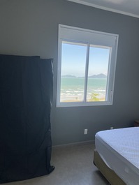 Frente para o Mar Embaré, 2 suítes e 2 garagens demarcadas.