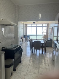 Frente para o Mar Embaré, 2 suítes e 2 garagens demarcadas.