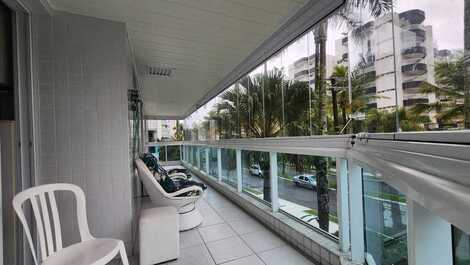 Varanda gourmet com fechamento em vidro