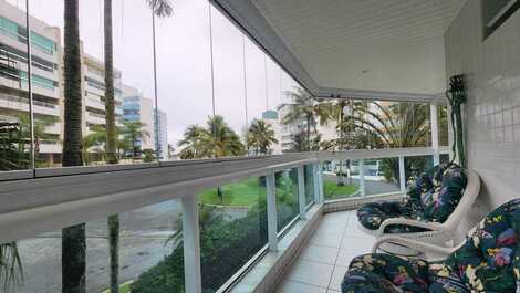 Varanda gourmet com fechamento em vidro