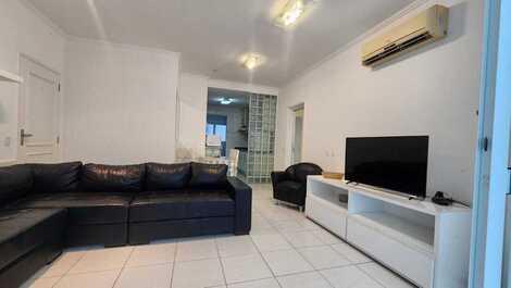 Sala de estar climatizada com tv led e sofá