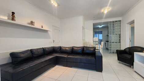 Sala de estar climatizada com tv led e sofá