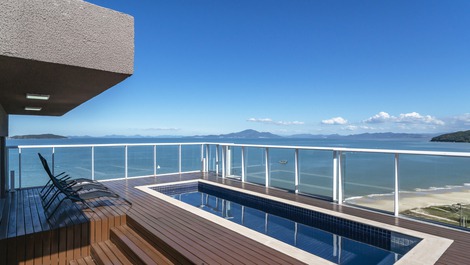 Luxury and Comfort Facing the Sea in Zimbros