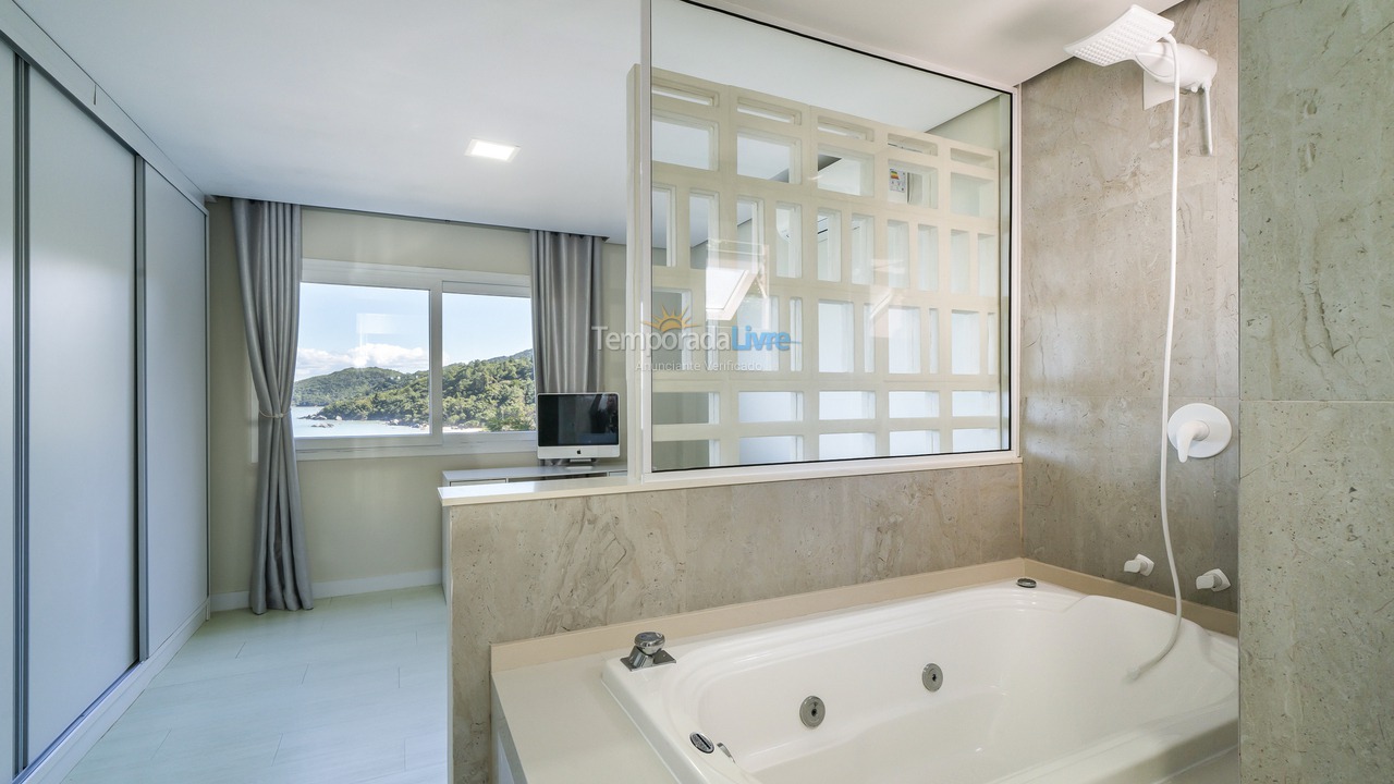 House for vacation rental in Bombinhas (Praia de Zimbros)