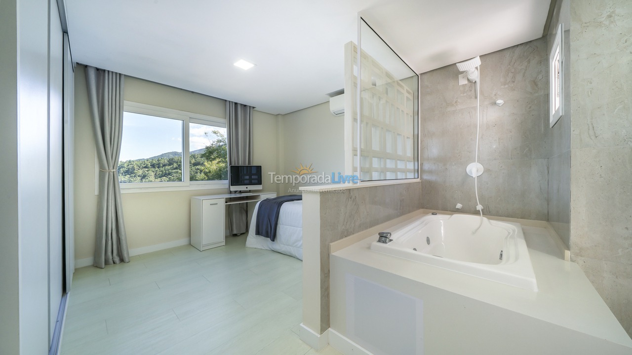 House for vacation rental in Bombinhas (Praia de Zimbros)