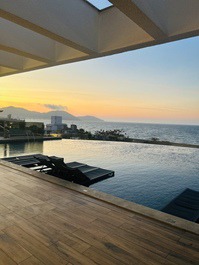 Pôr do sol, visto da área da piscina compartilhada