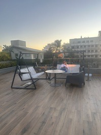 Área de descanso.fica perto da piscina compartilhada