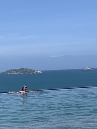 Piscina borda infinita com vista para o mar