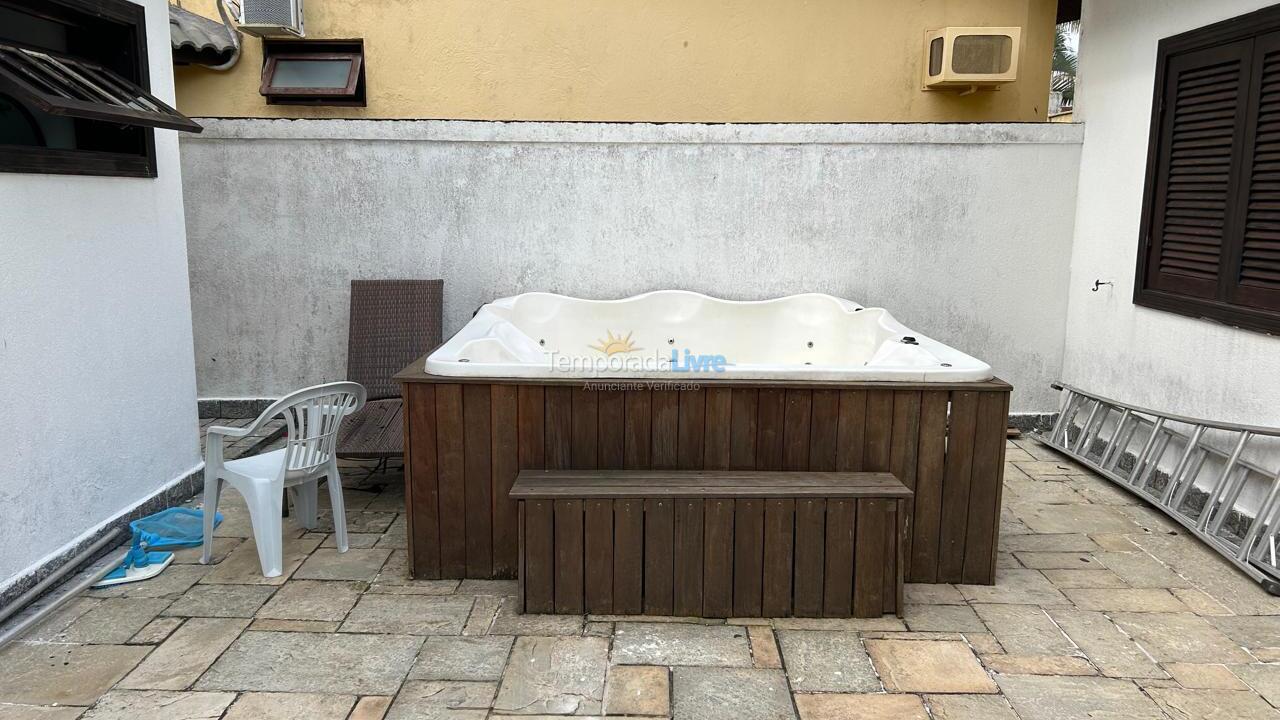 Casa para aluguel de temporada em Guarujá (Praia do Pernambuco)