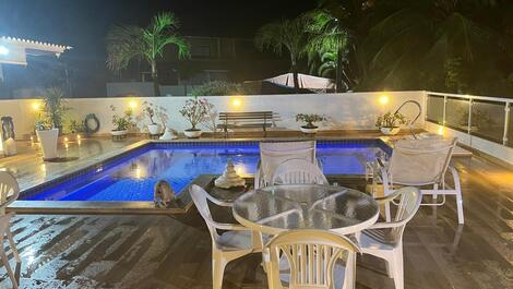 Piscina com móveis de piscina