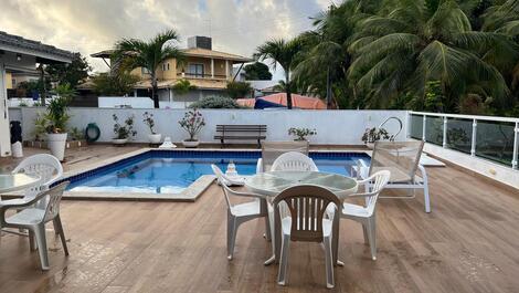 Piscina com móveis de piscina