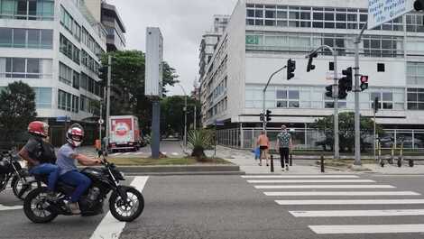 Entre rua vinícios de moraes e rua joana angélica