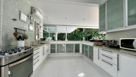 Hermosa casa en condominio disponible para alquiler.