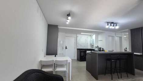 JURERÊ, 2 SUÍTES, A 300 METROS DA PRAIA