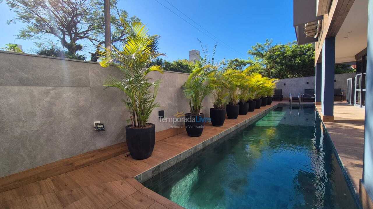 Apartamento para aluguel de temporada em Florianópolis (Jurere Tradicional)