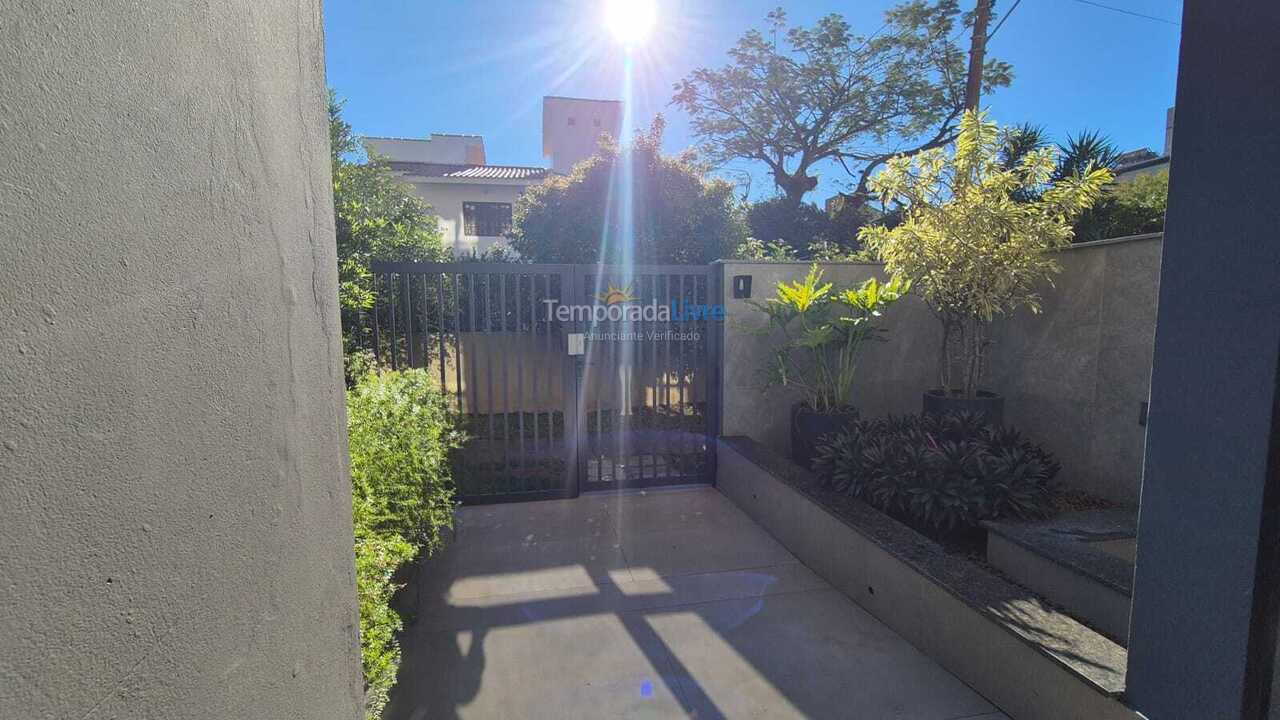 Apartamento para aluguel de temporada em Florianópolis (Jurere Tradicional)