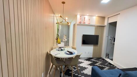 Sala com vista para porta do banheiro 