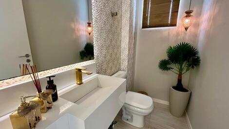 AMPLO APARTAMENTO 4 DORMITÓRIOS MEIA PRAIA PARA 10 PESSOAS