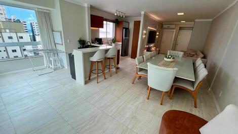 AMPLO APARTAMENTO 4 DORMITÓRIOS MEIA PRAIA PARA 10 PESSOAS