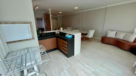 AMPLO APARTAMENTO 4 DORMITÓRIOS MEIA PRAIA PARA 10 PESSOAS