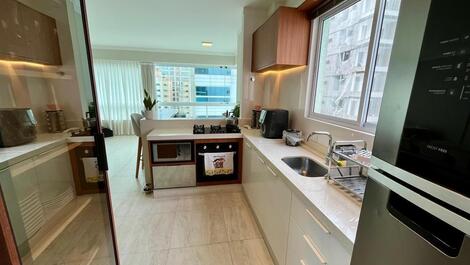 AMPLO APARTAMENTO 4 DORMITÓRIOS MEIA PRAIA PARA 10 PESSOAS