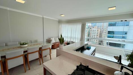 AMPLO APARTAMENTO 4 DORMITÓRIOS MEIA PRAIA PARA 10 PESSOAS