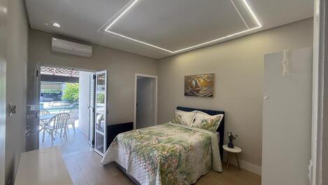 Suíte azul, cama de casal e beliche