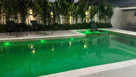 Vista da piscina ao entardecer