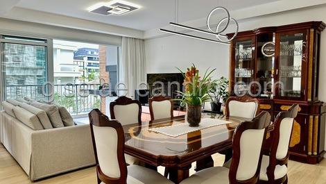Luxury apartment in Jurere, 100 meters from the sea