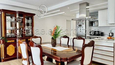 Luxury apartment in Jurere, 100 meters from the sea