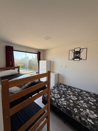Excelente Geminado 1 suite + 2 quartos com AC, WI-FI, churrasqueira